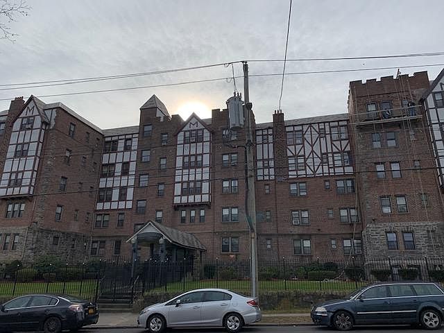 Beautiful well maintained building in a quiet neighborhood 17 minute walk to metro North station.