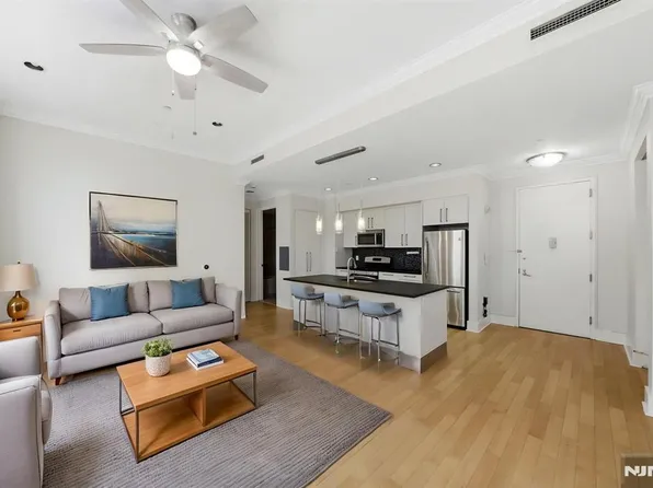 4 Beacon Way APT 1404, Jersey City, NJ 07304