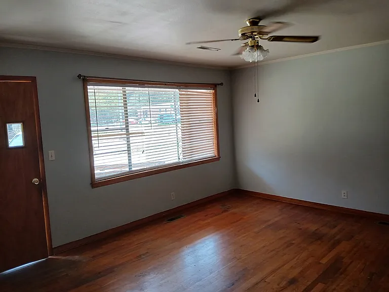 1117 Tamm St — Photo 6