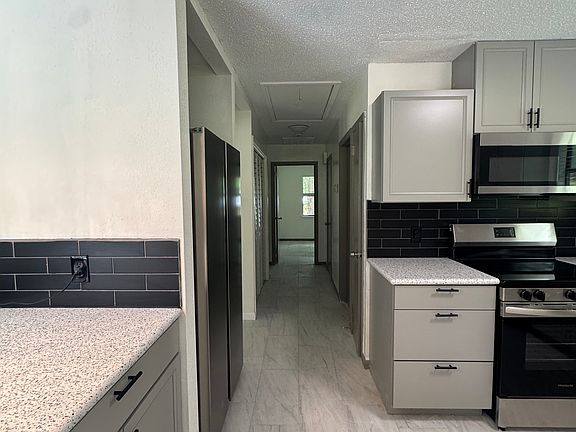 4th image of 32 Woelfley Ln