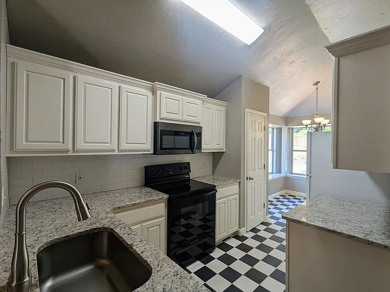1005 Valley Ct — Photo 5