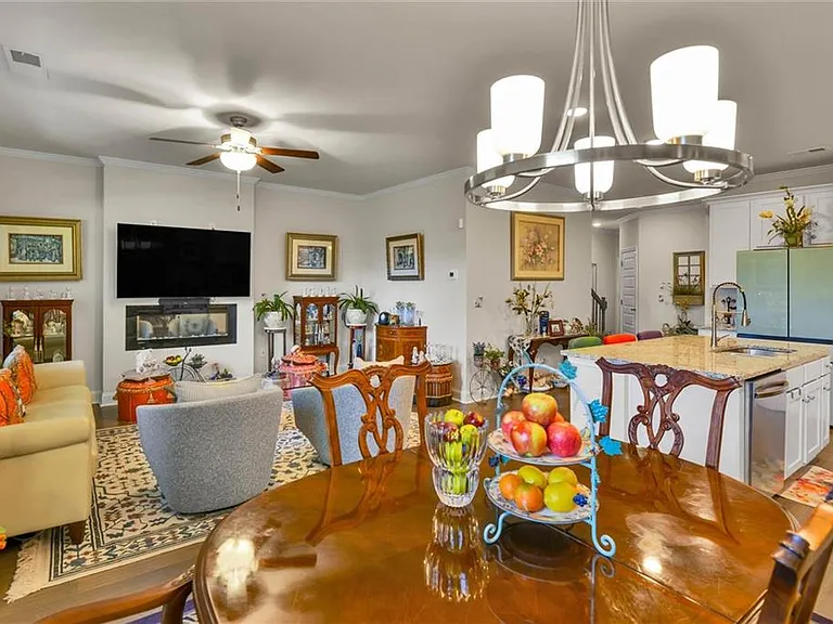 2423 Chene Dr — Photo 8
