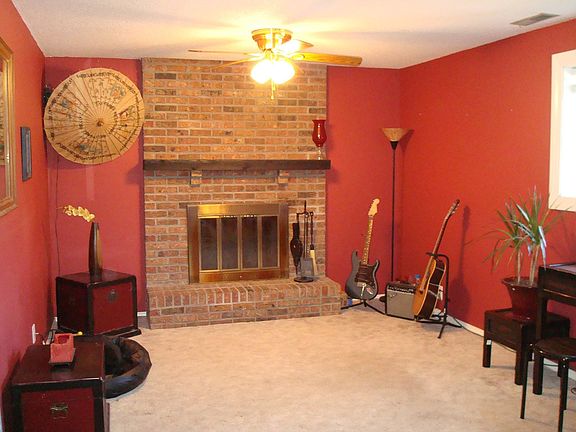 Cozy Family Rm Downstairs