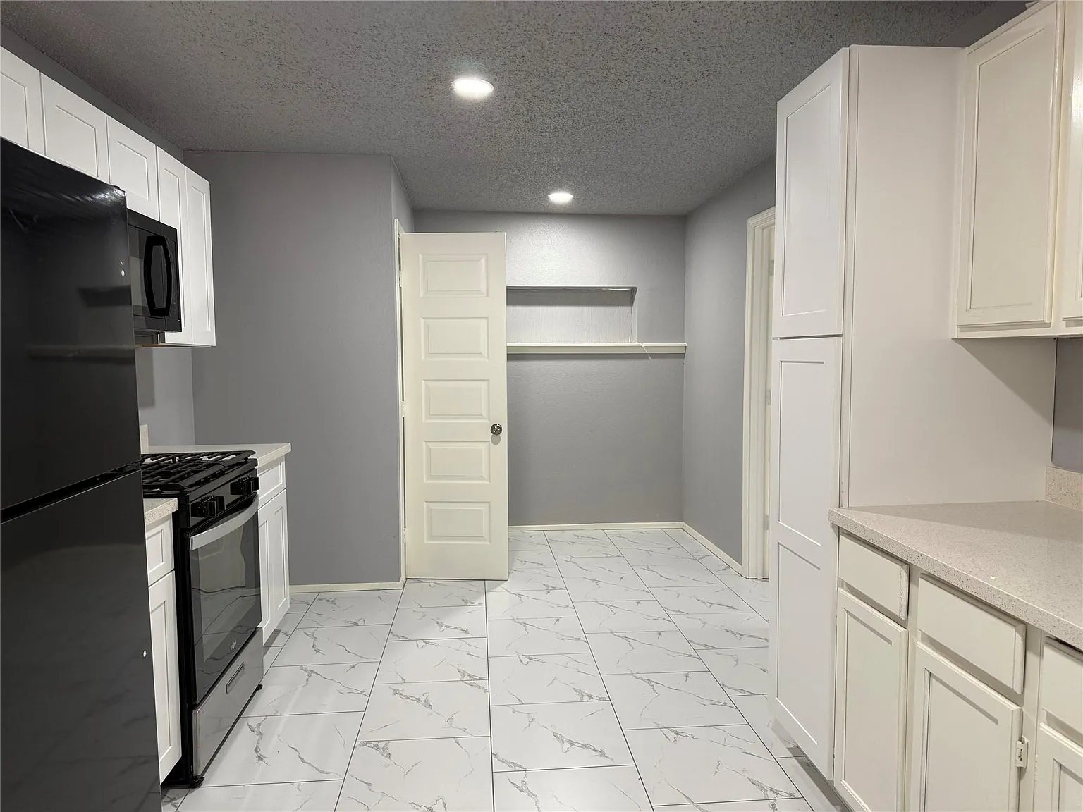 1 bed, 1.0 bath, 450 sqft, $900 — Photo 2