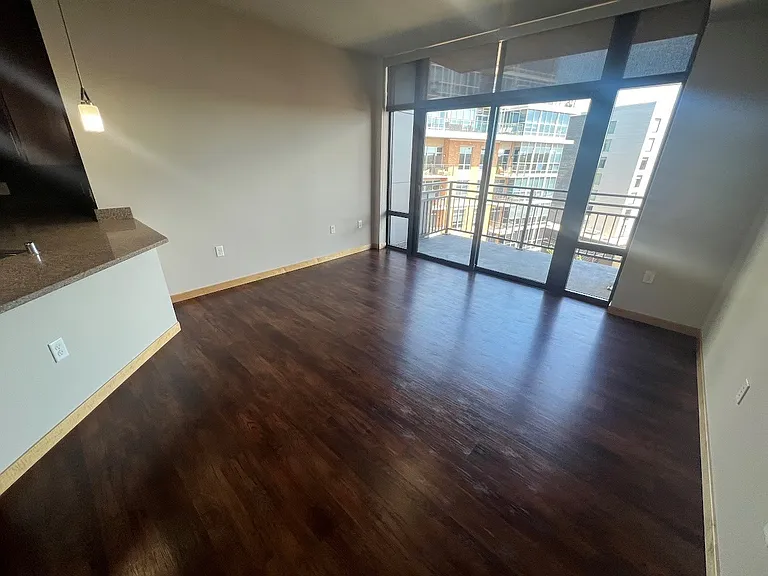 Venture Luxury High Rise — Photo 3