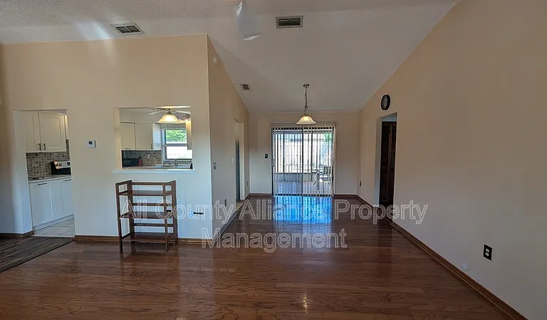 3441 Thunderbird Ave — Photo 5