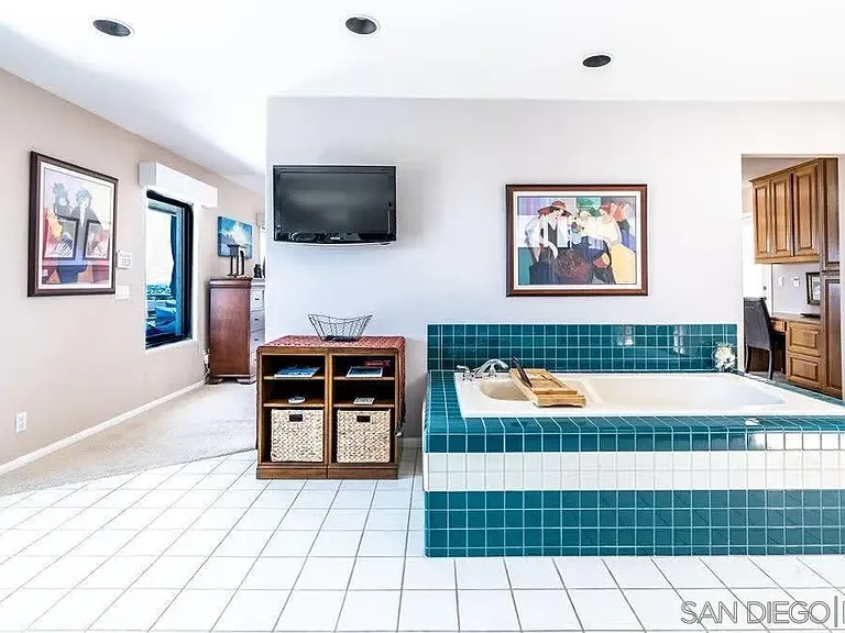2110 Locust St — Photo 15
