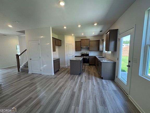 2nd image of 205 Bloomfield Cir