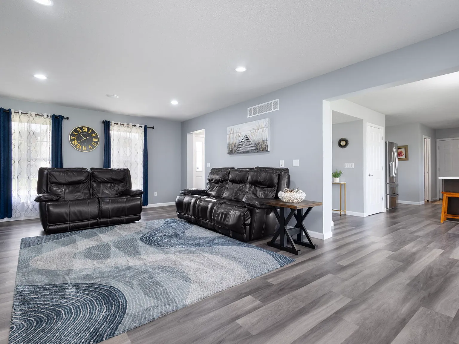 4 bed, 2.5 bath, 2688 sqft, $3,500 — Photo 3