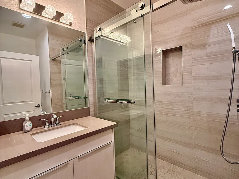 GUEST BATHROOM (1ST FOOR)