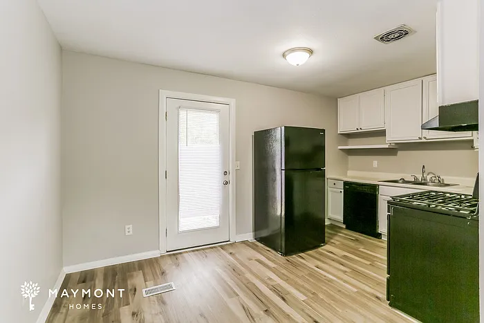 2637 Sherborne Cres — Photo 7