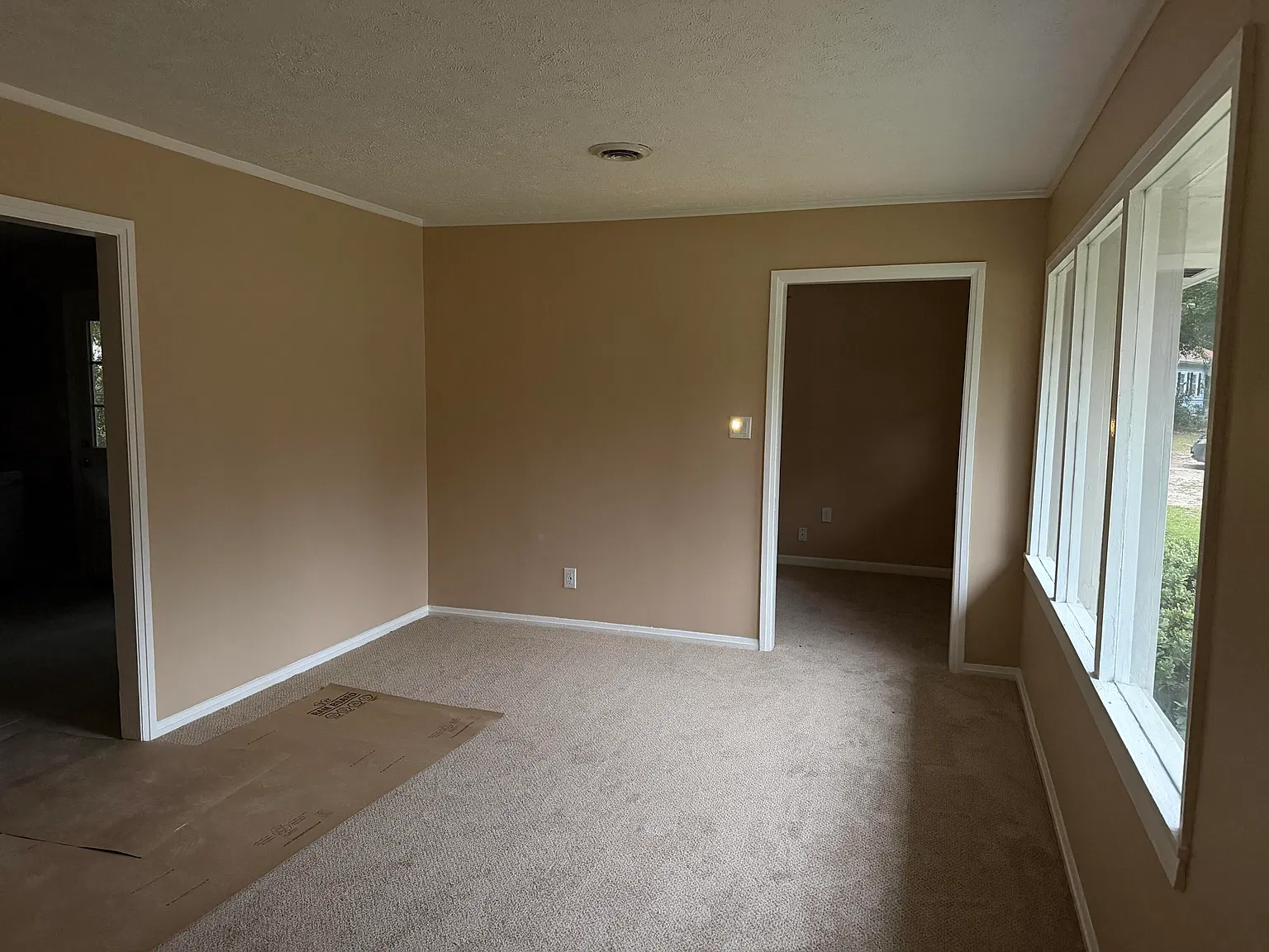 3 bed, 1.0 bath, 1032 sqft, $1,400 — Photo 2