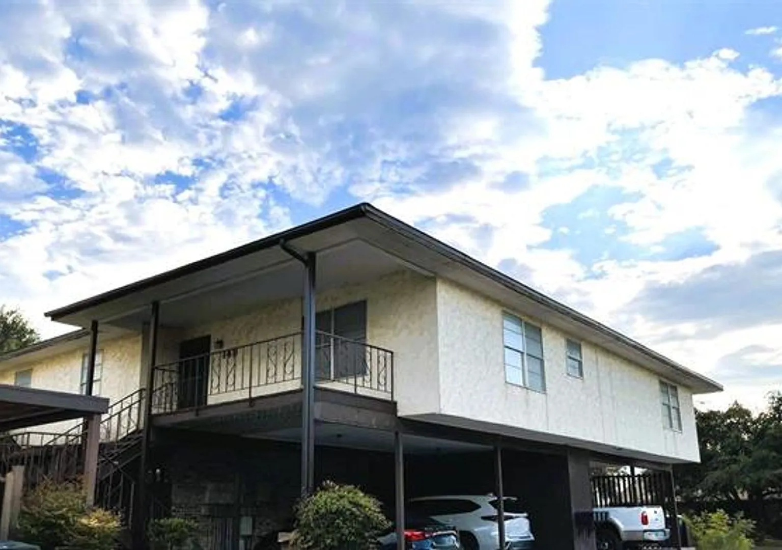 100 Royal Way Dr — Photo 1