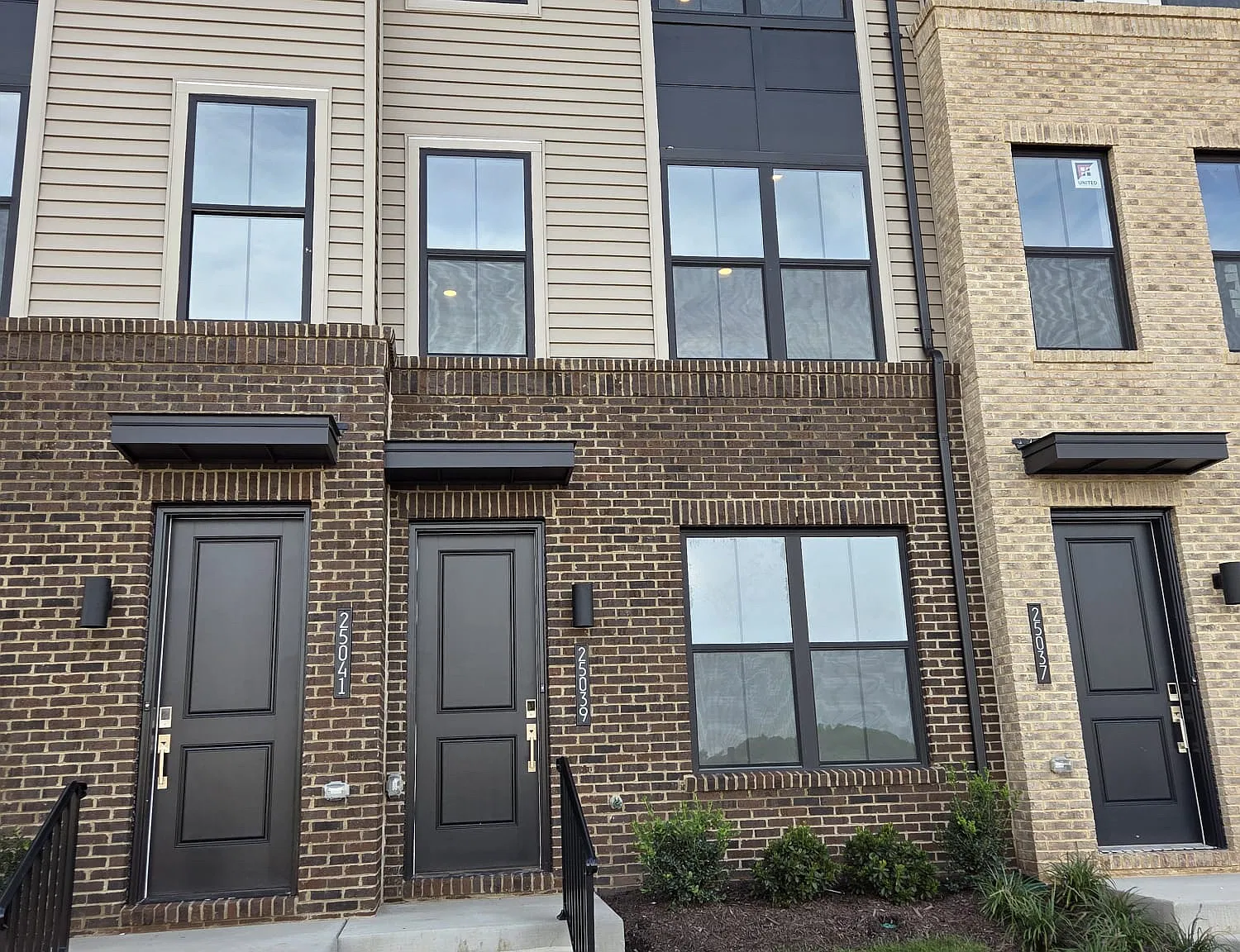 3 bed, 3.5 bath, 1776 sqft, $3,295 — Photo 2