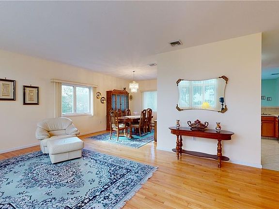 4th image of 5 Alexandra Ln Unit 5