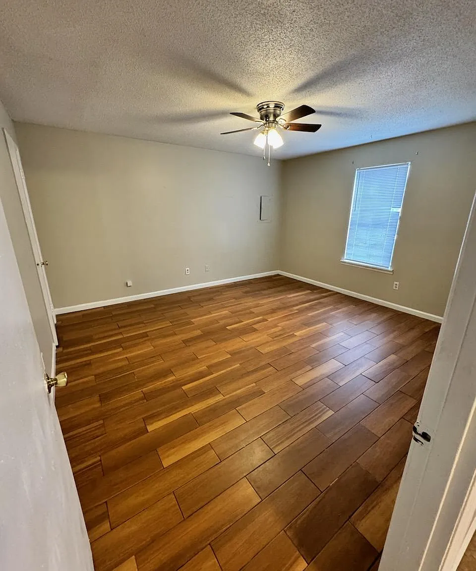 1808 Graymont Ln — Photo 2