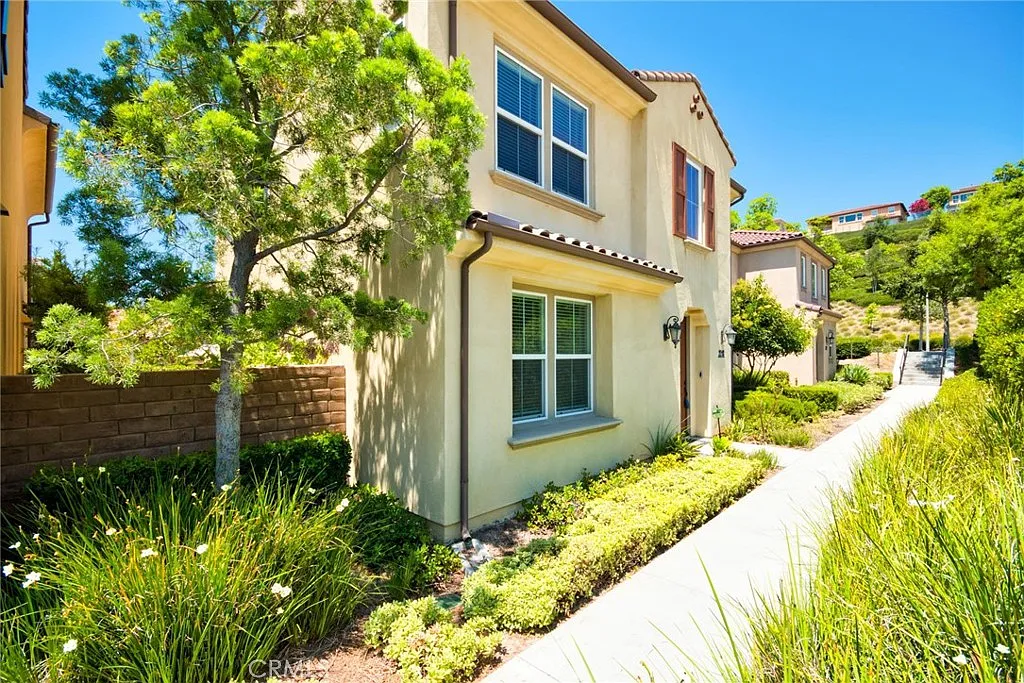 4 bed, 2063 sqft, $4,950 — Photo 3