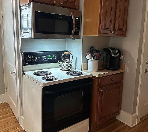 4th image of 406 E 6th St