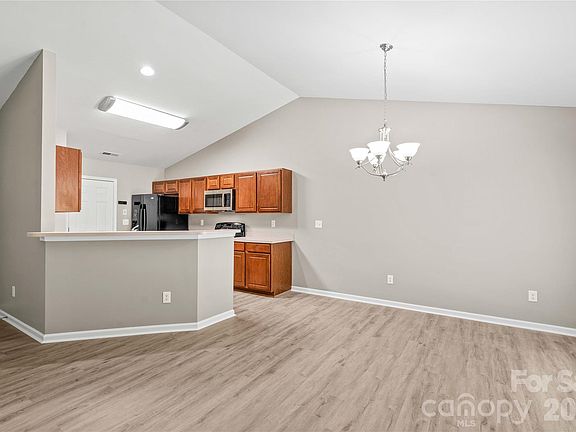 5th image of 2457 Marthas Ridge Dr