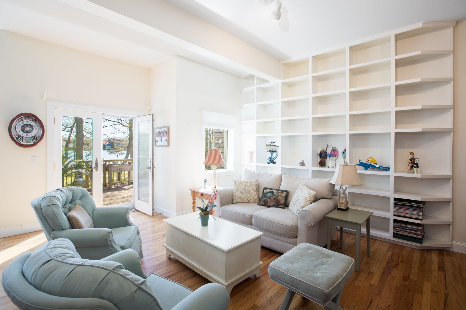  Living room with built -in bookcases 