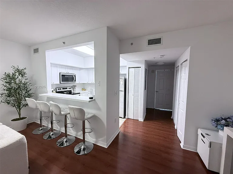 115 SW 42nd Ave #402 — Photo 2