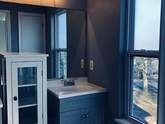 Master Bath w/ 1/2 vanities