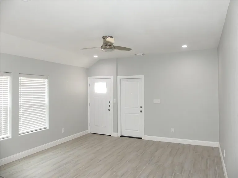 608 E College St #608 — Photo 6