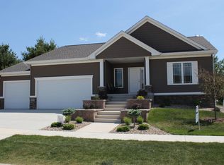 3511 Fitzroy Rd, Hiawatha, IA 52233