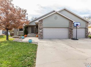 803 E Walnut St, Harrisburg, SD 57032