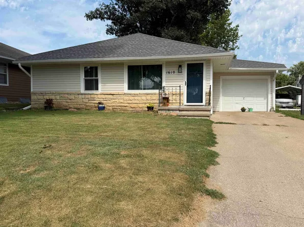 1610 Valley Ave, Falls City, NE 68355