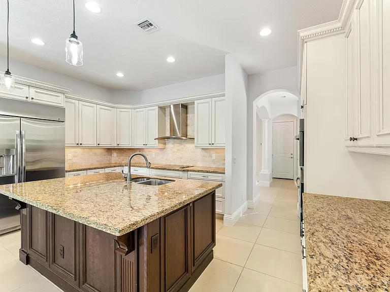 259 SE Calmo Cir — Photo 14