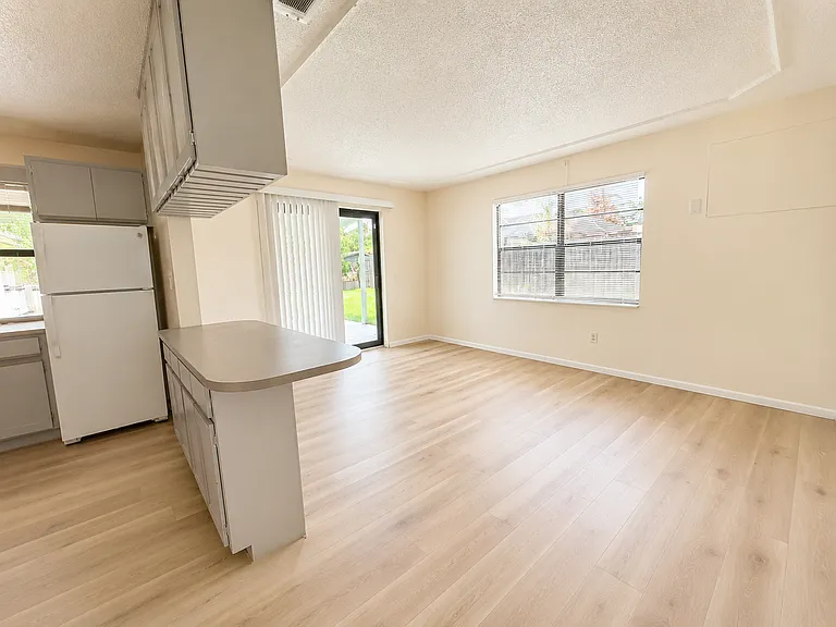 1070 Lee Ave — Photo 9
