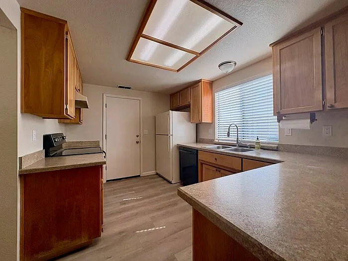 3237 Lowther Way — Photo 7