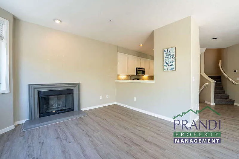 3 bed, 2.0 bath, 1397 sqft, $4,800 — Photo 3