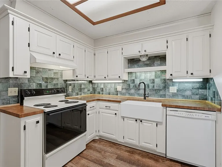 909 W Linden St — Photo 14