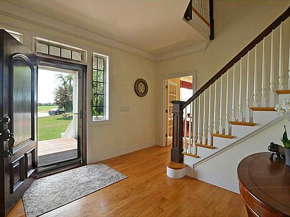 3rd image of 258 Vanderbilt Ln