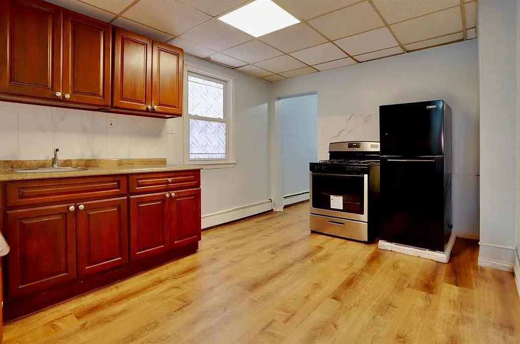 3 bed, 1.0 bath, 1200 sqft, $2,200 — Photo 1