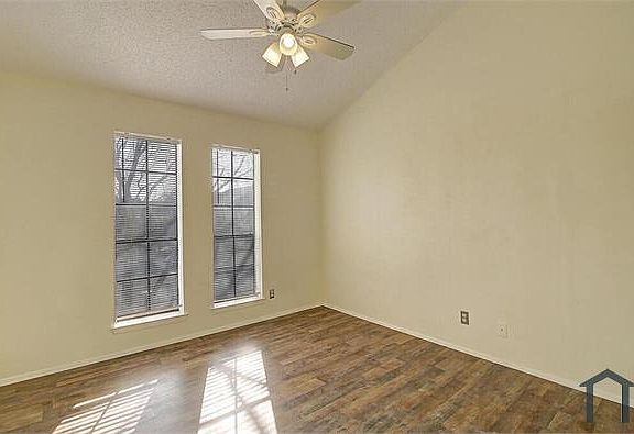 3rd image of 2314 Capitan Dr APT A