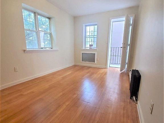 5th image of 190 Macon St #B