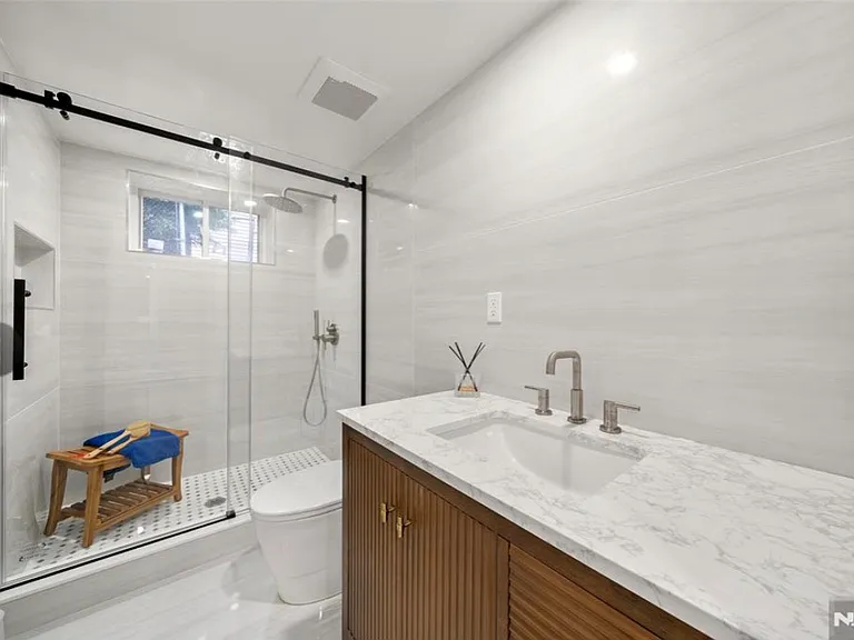 41 Monument Pl — Photo 18
