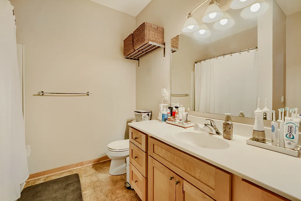 1 bed, 1002 sqft, $1,600 — Photo 2