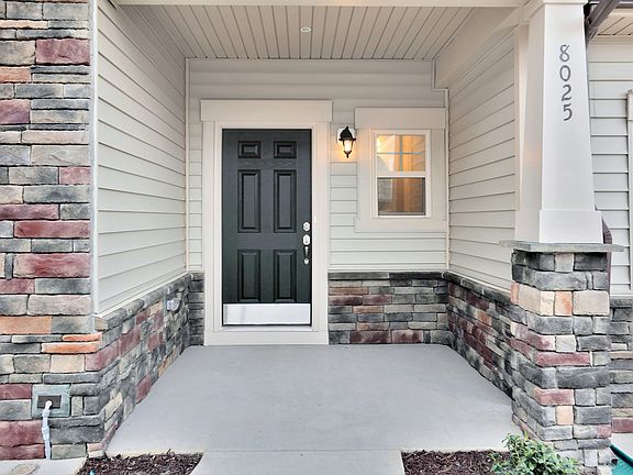 HHHunt HomesDavenport-print-002-14-Front Entry Detail-4200x2797-300dpi