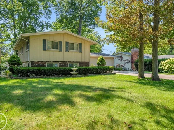 4975 Lakeshore Rd, Fort Gratiot, MI 48059