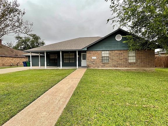 3rd image of 809 Manor Dr