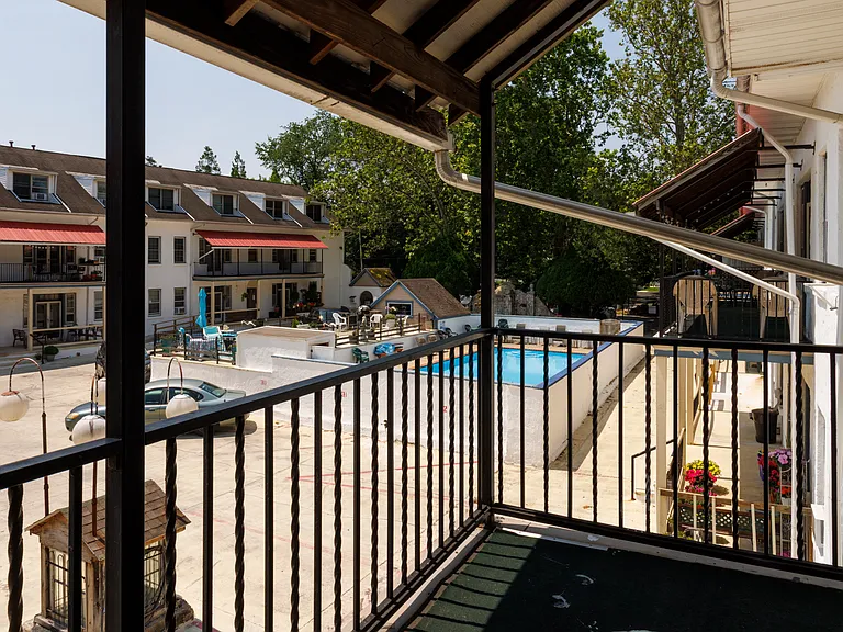 Overbrook Court apartments — Photo 1