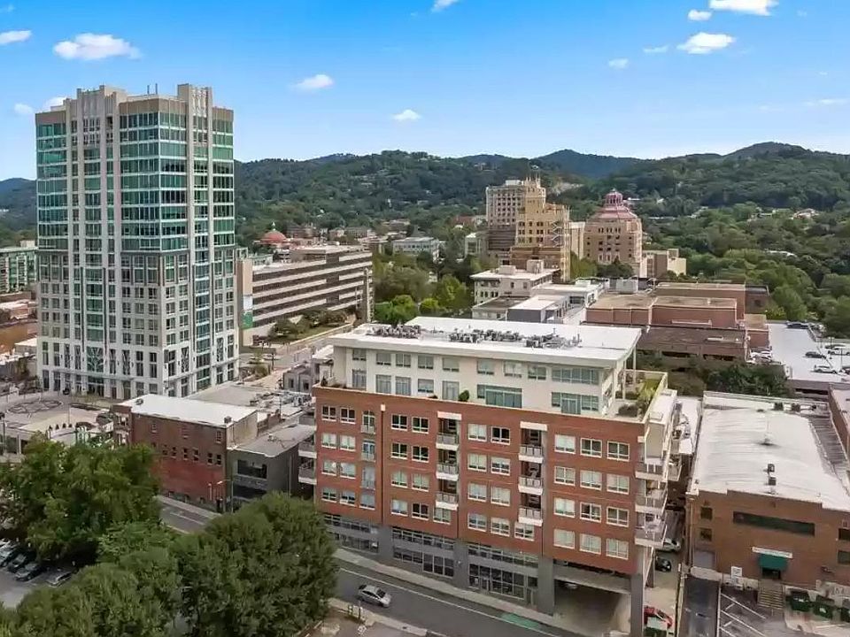 Building sits next to La Bodega & Rhu and Hotel Arras is visible at the left.