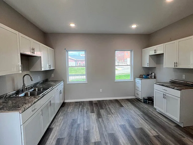 201 E Division St #1 — Photo 2