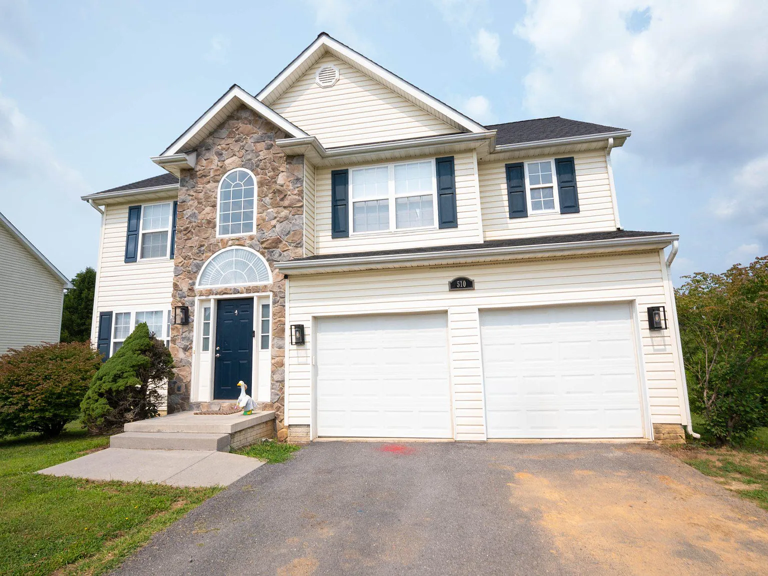 4 bed, 2.5 bath, 2169 sqft, $2,400 — Photo 2