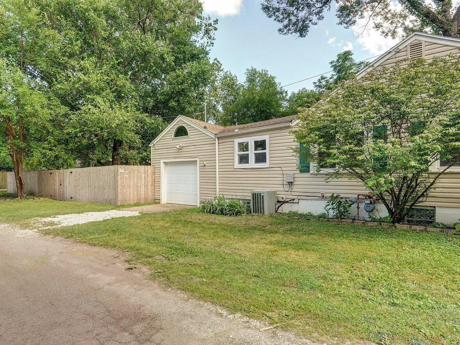 2 bed, 1.0 bath, 868 sqft, $1,350 — Photo 3