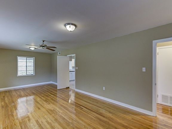 3rd image of 312 Broadmoor Ln